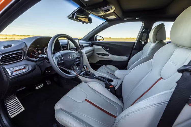 Bên trong xe, các chi tiết được làm mới trẻ trung hơn. Hệ thống thông tin giải trí của xe hỗ trợ Android Auto và Apple Car Play, cùng với đó là màn hình cảm ứng 7 inch. Một màn hình cỡ 8 inch cũng có trong danh sách tùy chọn, cùng với hệ thống radio SiriusXM, HD Radio và tính năng kết nối Blue-Link sử dụng LTE.