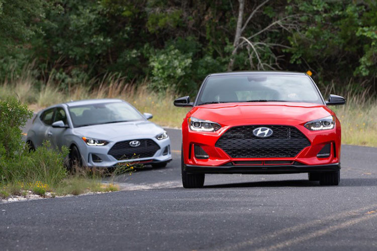Những chiếc Veloster thế hệ mới 2019 đầu tiên sẽ được bán ra tại thị trường Mỹ vào hè này với giá bán cho bản tiêu chuẩn từ 19.385 USD (tương đương 441 triệu đồng) cho phiên bản thường và 23.785 USD (khoảng 541 triệu đồng) cho bản Turbo.