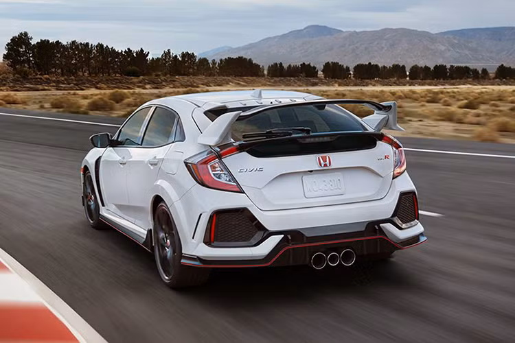 Ở phía hai bên thân xe, chiếc Civic Type R mới này cũng có những vòm bánh xe được nới rộng hơn so với các phiên bản thường. Ở phía sau, Civic Type R cũng gây ấn tượng mạnh bởi cánh đuôi cực lớn cùng bộ ống xả 3 ống nằm chính giữa cản sau. Nằm ở phía trên kính sau, Honda cũng đã trang bị cho chiếc xe những "vây" khí động học.