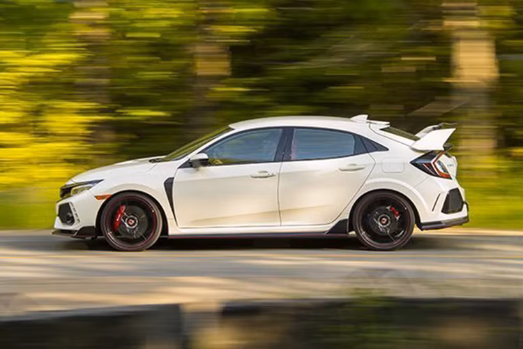 Ngay từ cái nhìn đầu tiên, mẫu xe Civic Type R hoàn toàn mới này đã gây ấn tượng mạnh bởi cản trước cực kỳ dữ dằn với các khe hút gió lớn, cùng với nắp ca-pô cũng được "trổ" thêm một khe hút gió ở chính giữa. Xe được trang bị mâm 20 inch kích thước lớn 5 cánh kép, phía sau là hệ thống phanh hiệu năng cao của Brembo.