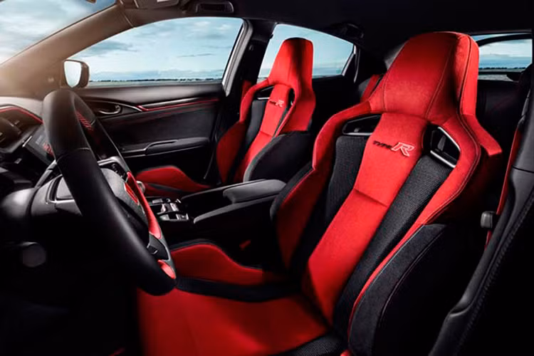 Trang bị tiện nghi của xe với hệ thống thông tin giải trí đi kèm màn hình 7 inch, hỗ trợ ứng dụng Apple CarPlay và Android Auto, định vị vệ tinh, ra lệnh bằng giọng nói, dàn âm thanh 540 W cùng ghế thể thao. Các tính năng an toàn hiện đại như cân bằng điện tử, kiểm soát lực bán, phân bổ lực phanh điện tử, trợ lực phanh và giám sát áp suất lốp.