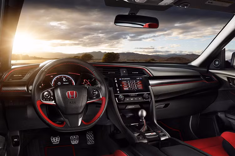 Chưa hết, Honda Civic Type R 2017 còn được trang bị hệ thống treo thanh giằng trục kép trước và đa liên kết phía sau. Đó là chưa kể đến thanh chống lật trước/sau, lò xo riêng, hệ thống giảm chấn thích ứng mới, vành 20 inch thể thao đi kèm lốp Continental SportContact 6 có kích thước 245/30 và nắp capô làm hoàn toàn bằng nhôm.