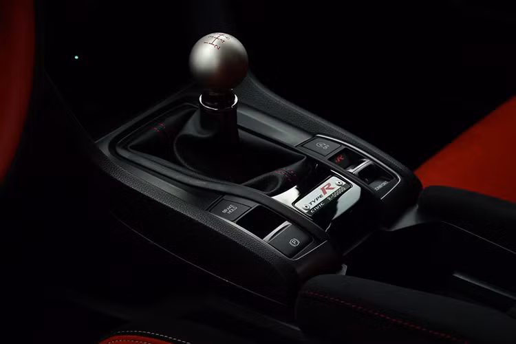 Đồng thời, Type R 2017 cũng là phiên bản mạnh nhất của dòng Honda Civic tại thị trường Mỹ. Bí quyết của Honda Civic Type R 2017 nằm ở động cơ xăng 4 xy-lanh, tăng áp, dung tích 2.0 lít, sản sinh công suất tối đa 306 mã lực và mô-men xoắn cực đại 400 Nm. Sức mạnh được truyền tới bánh thông qua hộp số sàn 6 cấp.