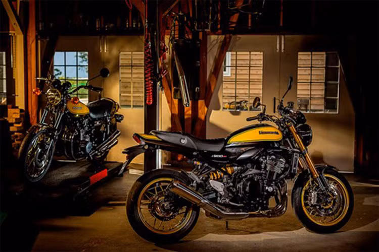 Trên 2025 Kawasaki Z900RS bản SE có nhiều trang bị cao cấp. Điển hình như hệ thống phanh đĩa với 4 điểm nén piston loại Brembo M4.32 ở bánh trước. Hệ thống theo sau loại giảm xóc đơn Ohlins, còn hệ thống treo trước loại đảo chiều, tùy chỉnh tải trước. 