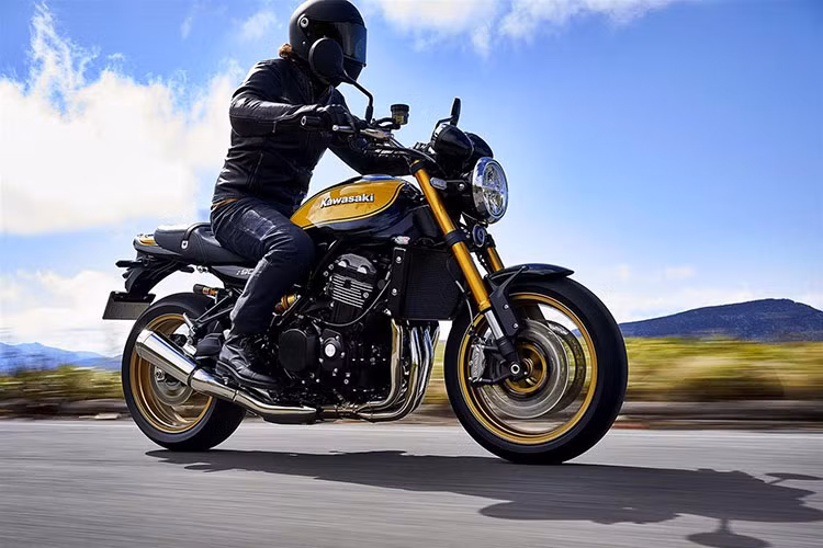 Mức giá xe Kawasaki Z900RS 2025 tại thị trường châu Âu hiện chưa được công bố chính thức. Dự đoán sau thị trường khó tính này, Z900RS 2025 sẽ sớm có mặt tại Đông Nam Á và cả việt nam vào cuối năm nay. 