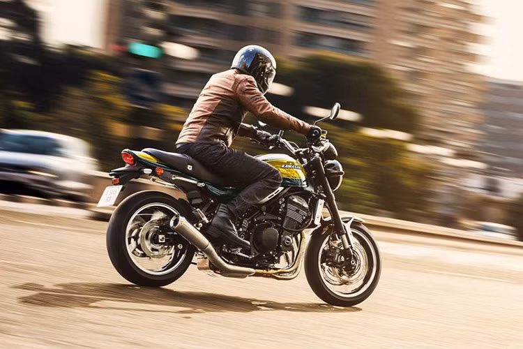 Trọng lượng của Kawasaki Z900RS thế hệ mới nặng 215 kg, bình xăng có dung tích 17 lít, và chiều cao yên ngồi 835 mm. Hệ thống chiếu sáng trên xe hoàn toàn bằng bóng LED, đồng hồ xe loại analogue tròn truyền thống, đặt màn hình LCD ở giữa.