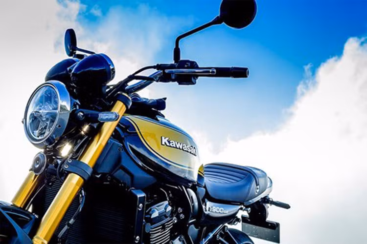 Về trang bị cơ khí, mẫu xe môtô Kawasaki Z900RS bản nâng cấp sẽ vẫn được kế thừa đời trước, với khối động cơ 4 xi lanh thẳng hàng, dung tích 948cc, đặt nghiêng về phía trước.