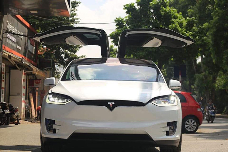 Tại thị trường Mỹ, Tesla Model X có 5 bản trang bị khác nhau là 60D, 75D, 90D, P90D và P100D. Giá xe Tesla Model X khởi điểm ở Mỹ là 74.000 USD (tương đương 1,65 tỷ đồng). Theo giới thạo tin, mức giá khi ra biển trắng tại Việt Nam của Tesla Model X khoảng hơn 8 tỷ đồng. Như vậy chiếc xe trong bài viết này khá sát giá so với xe mới bán ra.