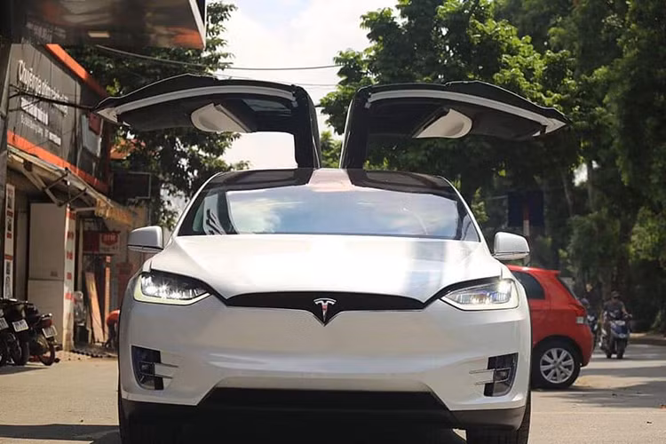 Tại thị trường Mỹ, Tesla Model X có 5 bản trang bị khác nhau là 60D, 75D, 90D, P90D và P100D. Giá xe Tesla Model X khởi điểm ở Mỹ là 74.000 USD (tương đương 1,65 tỷ đồng). Theo giới thạo tin, mức giá khi ra biển trắng tại Việt Nam của Tesla Model X khoảng hơn 8 tỷ đồng. Như vậy chiếc xe trong bài viết này khá sát giá so với xe mới bán ra.