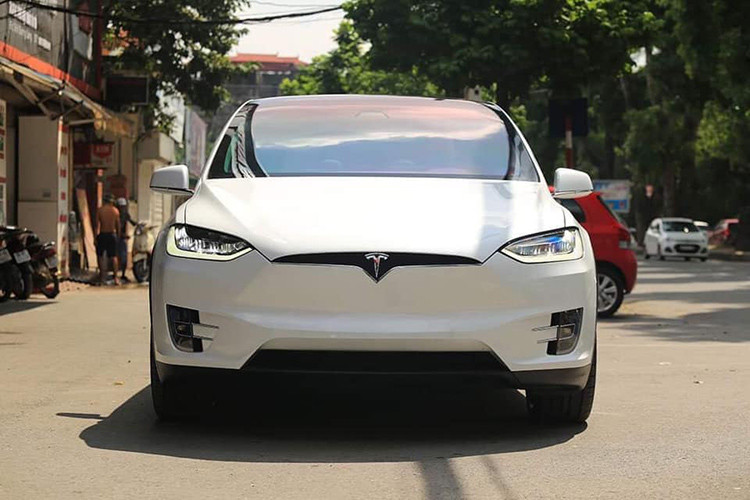 Chiếc Tesla Model X P100D tại Hà Nội sở hữu ngoại và nội thất "tông xuyệt tông" màu trắng khá đẹp mắt. Phần đầu xe được trang bị hệ thống đèn chiếu sáng dạng LED. Phía trước không có lưới tản nhiệt cỡ lớn như xe thông thường. Dưới nắp capo trước là khoang hành lý lớn do động cơ đặt ở dưới gầm xe. Nhờ cách sắp đặt này, chiếc SUV có trọng tâm thấp, nâng cao tính ổn định khi di chuyển.