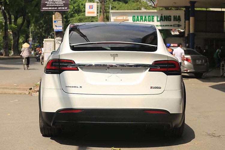 Model X sử dụng hệ thống tự lái Autopilot với AEB dựa trên radar tiêu chuẩn và hệ thống tránh va chạm mặt đất bằng sóng siêu âm. Tesla sử dụng một hệ thống radar băng rộng, có thể nhìn xuyên qua kim loại để giữ cho cửa cánh chim không va vào các vật gần đó khi mở hoặc đóng.