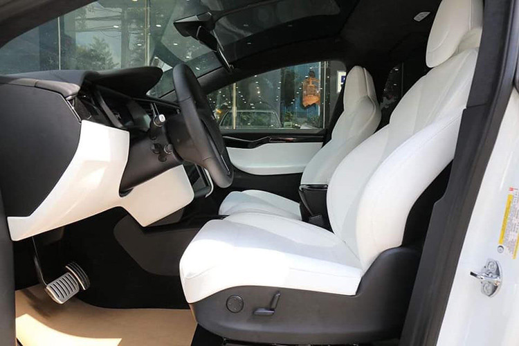 Ghế ngồi đều thiết kế độc lập, điều khiển qua màn hình trung tâm hoặc các nút bấm. Dù không mang dáng của một chiếc SUV điển hình, không gian Tesla Model X khá rộng rãi. Hàng ghế sau có hệ thống điều hòa độc lập và cổng sạc USB. Phần dưới bảng điều khiển trung tâm cũng trang bị cổng sạc USB và cổng sạc lightning cho iPhone.