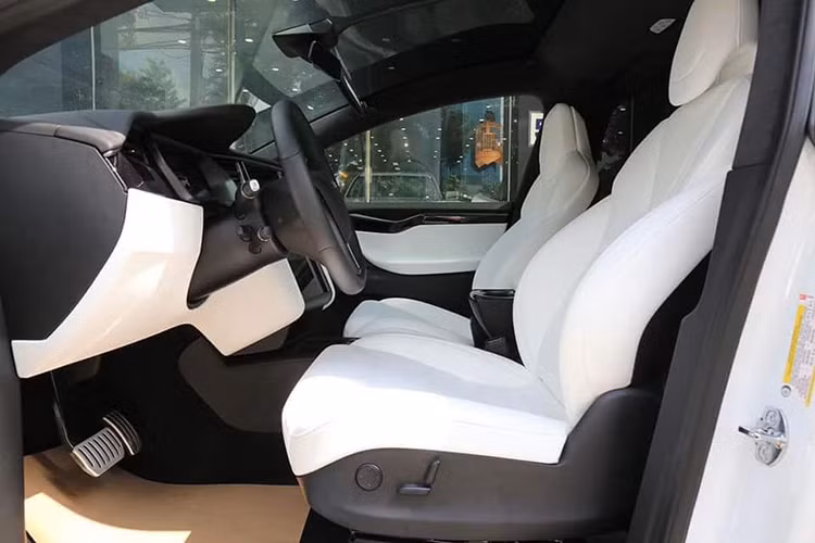 Ghế ngồi đều thiết kế độc lập, điều khiển qua màn hình trung tâm hoặc các nút bấm. Dù không mang dáng của một chiếc SUV điển hình, không gian Tesla Model X khá rộng rãi. Hàng ghế sau có hệ thống điều hòa độc lập và cổng sạc USB. Phần dưới bảng điều khiển trung tâm cũng trang bị cổng sạc USB và cổng sạc lightning cho iPhone.