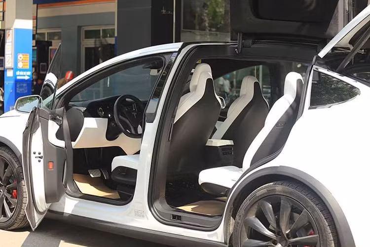 Cổng sạc đặt ẩn sau đèn hậu, để sạc đầy từ 0-100% cần 9,5 giờ với nguồn điện 220V. Xe dùng 2 động cơ điện đặt ở trục bánh trước và sau. Động cơ phía trước cung cấp công suất 258 mã lực và sau công suất 503 mã lực, tổng công suất 761 mã lực. Động cơ đi cùng hộp số tự động một cấp và hệ dẫn động bốn bánh toàn thời gian.