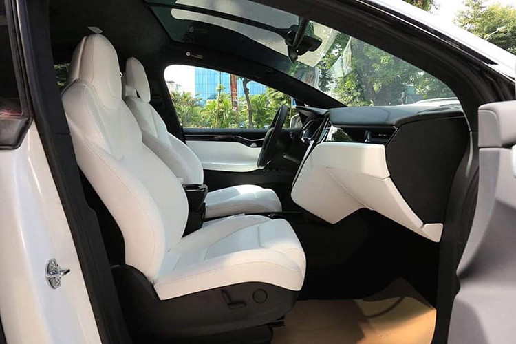 Trên vô-lăng của Tesla Model X P100D tích hợp nút bấm, không có nhiều khác lạ. Cần số gắn sau vô-lăng giống như Mercedes-Benz. Tesla cho biết Model X là chiếc xe đầu tiên có bộ lọc HEPA đặt ở mặt trước của xe, giúp không khí bên trong cabin luôn đảm bảo sạch sẽ, không phụ thuộc chất lượng không khí bên ngoài.