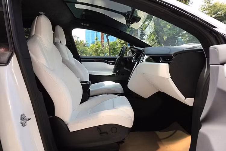 Trên vô-lăng của Tesla Model X P100D tích hợp nút bấm, không có nhiều khác lạ. Cần số gắn sau vô-lăng giống như Mercedes-Benz. Tesla cho biết Model X là chiếc xe đầu tiên có bộ lọc HEPA đặt ở mặt trước của xe, giúp không khí bên trong cabin luôn đảm bảo sạch sẽ, không phụ thuộc chất lượng không khí bên ngoài.