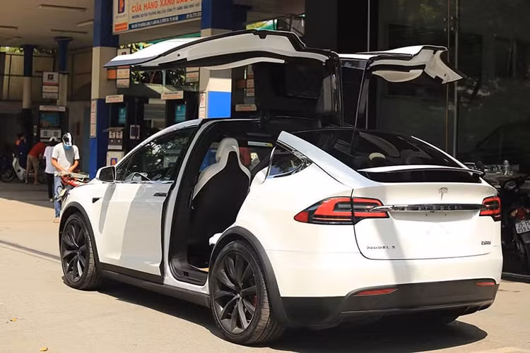 Tesla Model X P100D sở hữu nhiều tính năng ấn tượng như cửa và xe tự khởi động khi tài xế cầm chìa khóa bước đến gần. Ra mắt lần đầu vào 9/2015, Tesla Model X 2016 là chiếc xe gầm cao chạy điện đầu tiên trên Thế giới được sản xuất hàng loạt. Nó đồng thời là mẫu xe thứ 3 của hãng xe điện Tesla của Mỹ sau chiếc xe thể thao Roadster và sedan Model S.