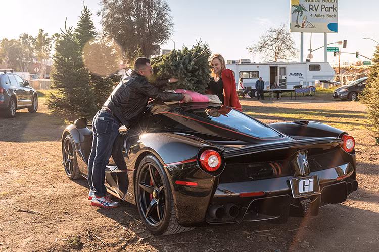 Theo những thông tin đăng tải trên các trang xe hơi quốc tế, hình ảnh chiếc siêu xe Ferrari LaFerrari Aperta chạy trên đường phố California với cây thông Noel được buộc trên nóc khiến ai cũng phải ngoái lại nhìn.