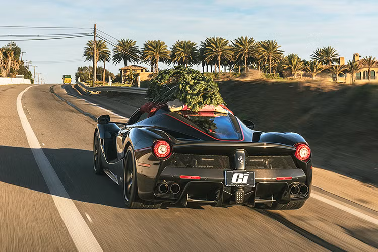 Trong đó, có 200 chiếc được bán cho khách hàng và 9 chiếc được dùng để trưng bày trong các sự kiện kỷ niệm 70 năm thành lập thương hiệu Ferrari trên toàn cầu. Chiếc Ferrari LaFerrari Aperta cuối cùng xuất xưởng được mang ra bán đấu giá và thu về số tiền lên đến 8,3 triệu Euro (tương đương 10 triệu USD hay 227 tỷ đồng) vào thời điểm tháng 9/2017. 