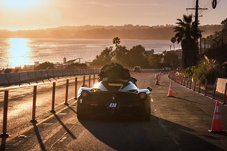 Ferrari LaFerrari Aperta cũng được trang bị hệ thống động cơ mild hybrid với máy xăng V12, dung tích 6,3 lít, tạo ra công suất tối đa 789 mã lực tại tua máy 9.000 vòng/phút và mô-men xoắn cực đại 700 Nm tại tua máy 6.750 vòng/phút. Động cơ này được hỗ trợ bởi hệ thống KERS, bổ sung công suất 161 mã lực. Nhờ đó, xe sở hữu công suất tổng cộng 950 mã lực và mô-men xoắn 900 Nm.