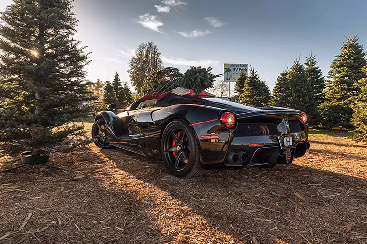 Được biết, nữ đại gia Amber Blonigan đã "chịu chơi" khi sử dụng hẳn siêu xe mui trần triệu đô Ferrari LaFerrari Aperta của bạn trai để chở cây thông Noel về nhà, để chuẩn bị cho lễ giáng sinh và năm mới 2019.