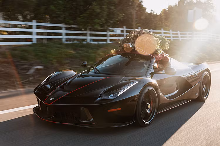 Sức mạnh được truyền tới bánh thông qua hộp số tự động ly hợp kép 7 cấp. Hệ thống động cơ mạnh mẽ cho phép Ferrari LaFerrari Aperta tăng tốc từ 0-100 km/h trong thời gian dưới 3 giây và 0-200 km/h trong thời gian dưới 7 giây. Ngoài ra, Ferrari LaFerrari Aperta còn có vận tốc tối đa hơn 350 km/h.