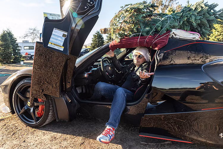 Ferrari LaFerrari Aperta chỉ được sản xuất với số lượng đúng 210 chiếc trên toàn thế giới. Lần đầu tiên ra mắt tại triển lãm ôtô Paris 2016, mẫu sieu xe mới này được ví như phiên bản mui trần của LaFerrari.