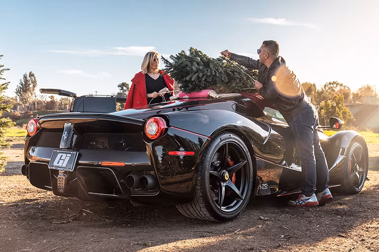 Đây không phải là lần đầu tiên nữ đại gia này sử dụng siêu xe đắt tiền để chở cây thông Noel. Vào năm 2016, cô từng mang cây thông Noel về nhà bằng chiếc xe thể thao hạng sang Porsche 911 GT3 RS màu xanh Ultraviolet Blue ấn tượng của mình.