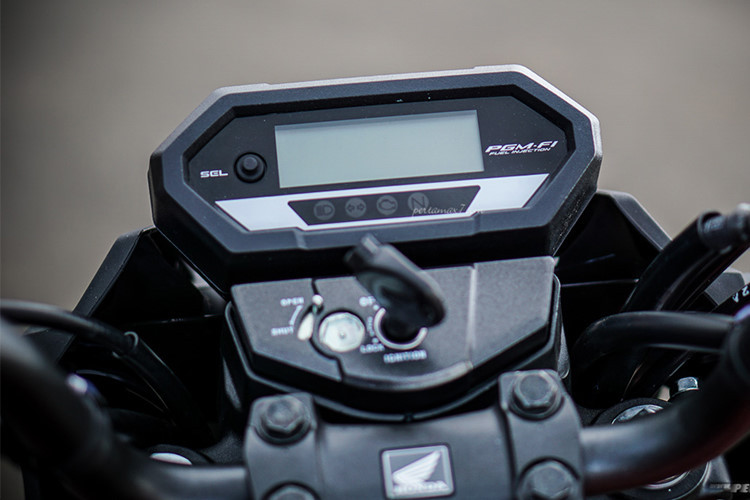 Honda cũng đã thiết kế cho chiếc xe bảng đồng hồ mới dạng kỹ thuật số, tuy nhiên đồng hồ này có kích thước khá nhỏ và chỉ hiển thị một số thông tin cơ bản - thậm chí còn không có báo số. Khoá điện của xe cũng được thiết kế giống những mẫu xe máy giá rẻ Honda hiện nay.