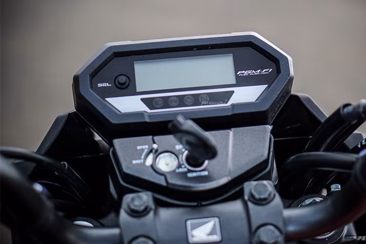 Honda cũng đã thiết kế cho chiếc xe bảng đồng hồ mới dạng kỹ thuật số, tuy nhiên đồng hồ này có kích thước khá nhỏ và chỉ hiển thị một số thông tin cơ bản - thậm chí còn không có báo số. Khoá điện của xe cũng được thiết kế giống những mẫu xe máy giá rẻ Honda hiện nay.