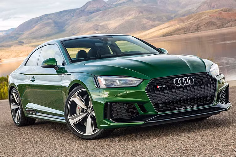 Những chi tiết ngoại thất đặc biệt khác chỉ có trên RS5 bao gồm các cánh khí động bên dưới cản trước và sau, hệ thống xả thể thao với chụp hình oval và mâm đúc 19 inch thiết kế mới. Tuy nhiên, khách hàng có thể đặt tùy chọn mâm đường kính lên tới 20 inch với thiết kế 5 cánh thể thao. 