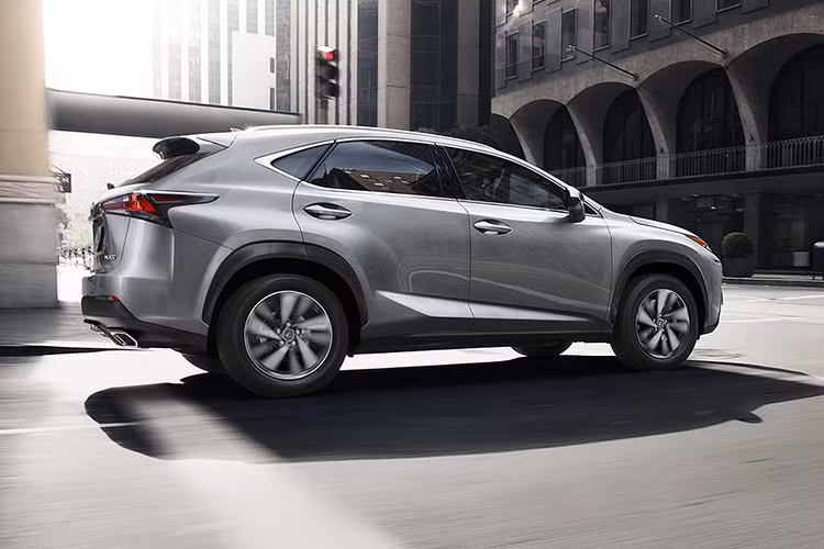Sự bổ sung nổi bật nhất của mẫu xe sang Lexus NX 2019 mới chính là hệ thống an toàn Lexus Safety System+ trên tất cả các biến thể, nhờ đó, chiếc crossover mới sễ có thêm cảnh báo lệch làn, hỗ trợ kiểm soát làn đường, cảnh báo trước va chạm, kiểm soát hành trình bằng ra-đa chủ động với tính năng Start/Stop và hệ thống chùm chiếu sáng thích ứng.