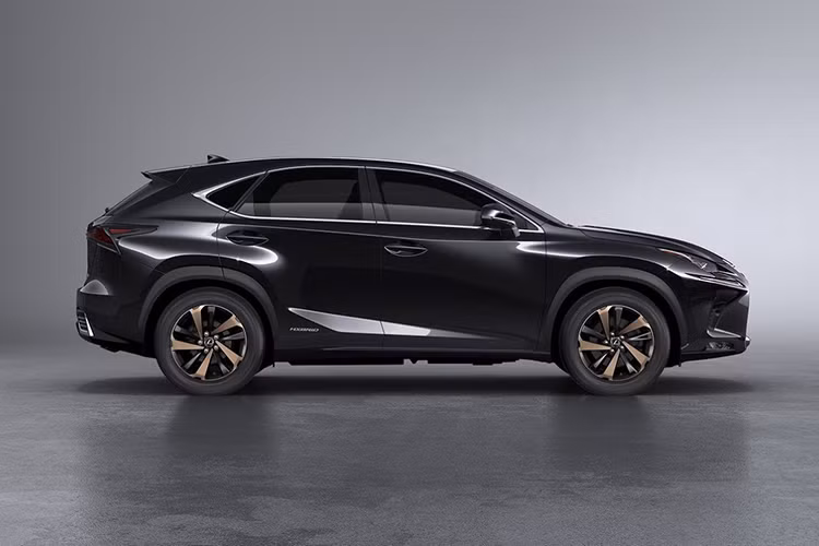 Không có thay đổi cơ học nào được thực hiện trên Lexus NX 2019, xe vẫn sử dụng động cơ tăng áp 2.0 lít 4 xi-lanh cho công suất 235 mã lực và công suất 350Nm. Với một loạt cắt giảm, giá bán Lexus NX 2019 cũng giảm theo, phiên bản NX 300 Urban mới hiện có giá từ 313.888 RM (khoảng 1,75 tỷ đồng), giảm từ 326.000 RM (khoảng 1,82 tỷ đồng).