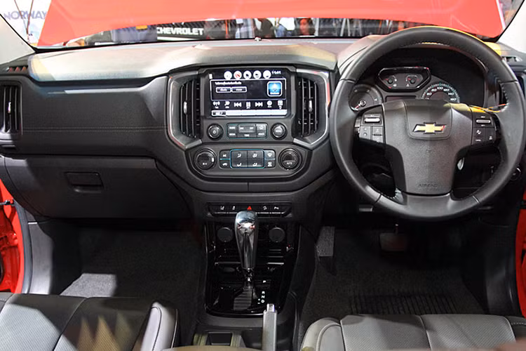 Bảng điều khiển trung tâm thay đổi gần như hoàn toàn với màn hình lớn - trực quan và dễ dàng sử dụng hơn, kết hợp với hệ thống thông tin giải trí MyLink màn hình cảm ứng 8 inch, tương thích với cả hai hệ điều hành là Android Auto và Apple CarPlay.