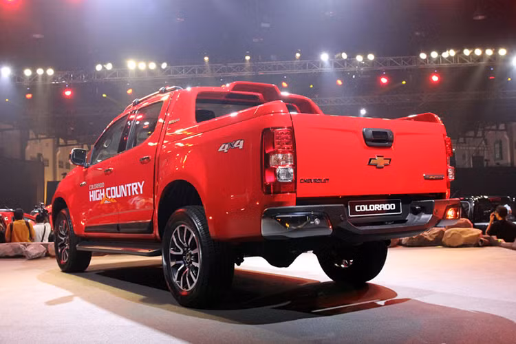 Những thay đổi ở phía sau chỉ bao gồm đèn hậu mới dạng halogen và tùy chọn bóng LED cho phiên bản cao cấp. Cuối cùng, Chevrolet bản nâng cấp mới 2017 đã bổ sung thêm 2 màu mới cho Colorado là Old Blue Eyes và Blue Black Gold.