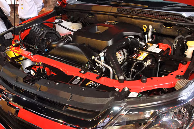 Chevrolet Colorado 2017 trang bị hộp số sàn 6 cấp hay hộp số tự động 6 cấp phụ thuộc vào từng phiên bản. Các thay đổi khác bao gồm tỷ số truyền, cách gắn kết cabin và khung gầm tốt hơn, trợ lực tay lái điện và hệ thống treo điều chỉnh.