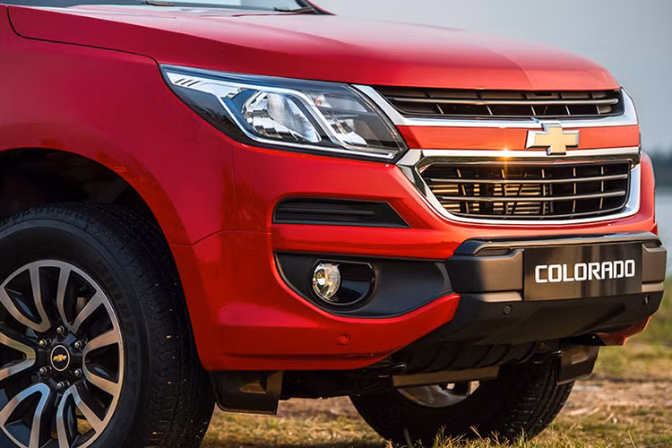 Thay đổi ở ngoại thất Chevrolet Colorado 2017 tập trung ở phía trước, lấy cảm hứng từ phiên bản Colorado dành cho thị trường Mỹ từng được giới thiệu trước đây. Đầu xe với đèn pha LED, lưới tản nhiệt mới và cản trước tái thiết kế hầm hố và mạnh mẽ hơn.