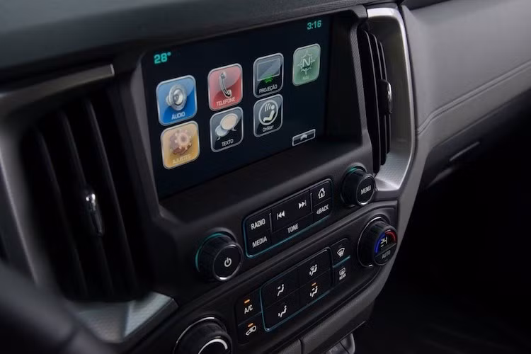 Các tính năng tiện ích khác bao gồm công điện tử, hệ thống định vị, nhận dạng giọng nói, theo dõi áp suất lốp, cảm biến gạt mưa, đèn pha tự động, camera lùi, cảm biến đỗ xe, khởi động máy từ xa, kết nối điện thoại di động, khởi động động cơ từ xa...