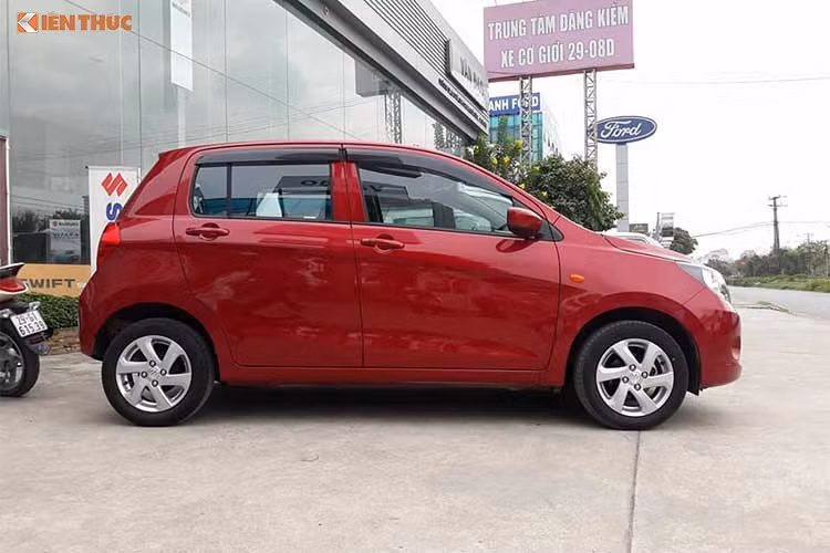 Với giá bán ra thị trường 359 triệu đồng cho phiên bản số tự động duy nhất, mẫu xe Suzuki Celerio mới hiện có giá thấp hơn phiên bản số tự động của "đối thủ" là Kia Morning tại Việt Nam. Tuy nhiên, sau 1 tháng bán ra, doanh số Celerio lại rất thê thảm so với đối thủ trực tiếp.