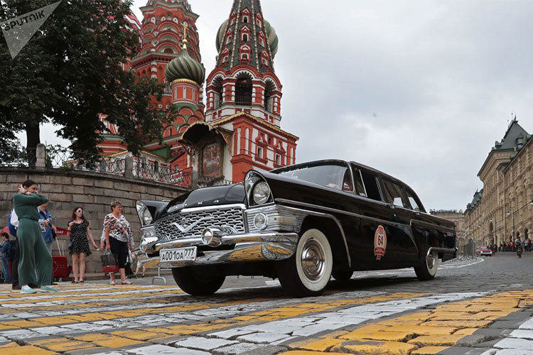 Một chiếc xe GAZ-13 Chaika (Hải Âu) – một trong những mẫu xe hơi đẹp nhất Liên Xô trước đây, nó được xếp vào phân khúc hạng sang cỡ lớn. GAZ-13 Chaika được sản xuất vào thời kỳ từ năm 1959 đến năm 1981.