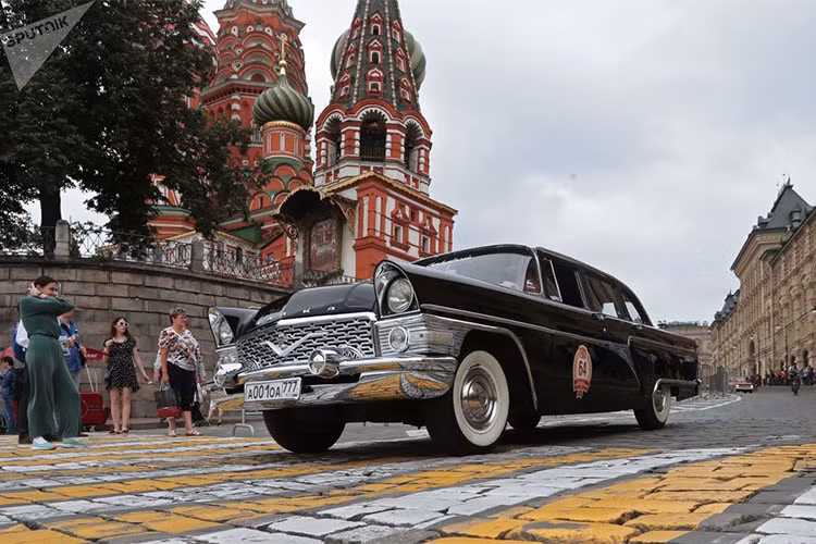 Một chiếc xe GAZ-13 Chaika (Hải Âu) – một trong những mẫu xe hơi đẹp nhất Liên Xô trước đây, nó được xếp vào phân khúc hạng sang cỡ lớn. GAZ-13 Chaika được sản xuất vào thời kỳ từ năm 1959 đến năm 1981.