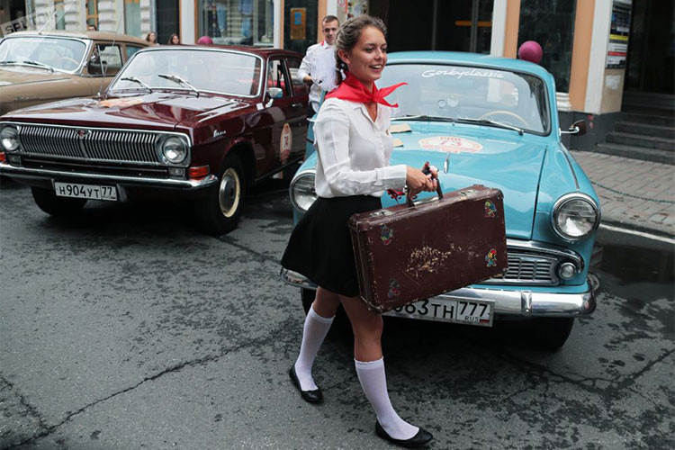 Người đẹp lướt qua Moskvitch-403 – mẫu xe du lịch cỡ nhỏ được sản xuất bởi nhà sản xuất MZMA, lần đầu tiên được giới thiệu vào năm 1956. Một mẫu xe “VIP” vào thời ấy bởi list danh sách trang bị sang chảnh như hệ thống sưởi, radio, ổ điện 12Volt. .