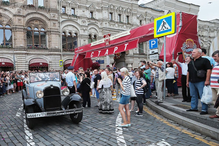 Mẫu xe GAZ-A lăn bánh trên Quảng trường Đỏ. Đây là loại xe hơi du lịch đầu tiên do hãng xe ôtô GAZ trứ danh của Liên Xô sản xuất, mẫu xe này được thiết kế dựa trên chiếc Ford-A của Mỹ. 