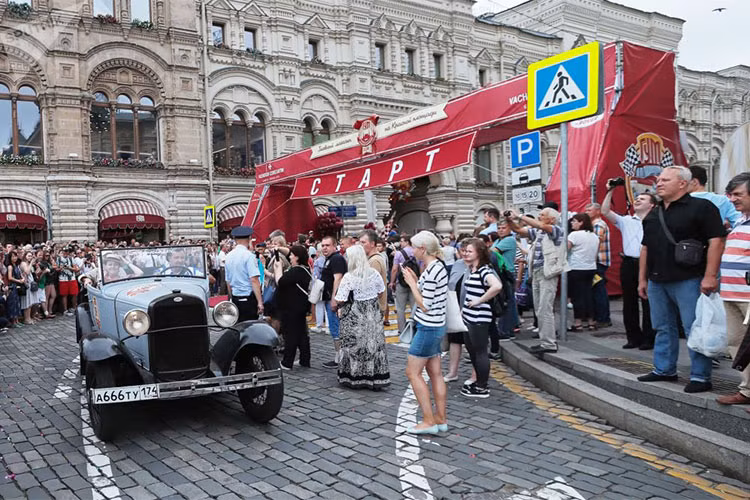 Mẫu xe GAZ-A lăn bánh trên Quảng trường Đỏ. Đây là loại xe hơi du lịch đầu tiên do hãng xe ôtô GAZ trứ danh của Liên Xô sản xuất, mẫu xe này được thiết kế dựa trên chiếc Ford-A của Mỹ. 
