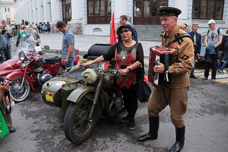 Bộ đôi môtô Jawa-360 motorcycle (trái) và Ural M-62 hay còn được gọi với cái tên (sít đờ ca ở Việt Nam) trước Bách hóa tổng hợp GUM.