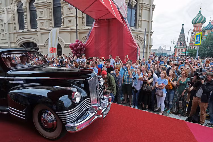 Chiếc limousine hạng sang ZIS-110 chuyên phục vụ lãnh đạp Liên Xô Khrushev tại sự kiện. Chiếc xe nguyên thủ này được bọc thép toàn bộ, nặng 4.150 kg và tốc độ cao nhất chỉ là 100 km/giờ.