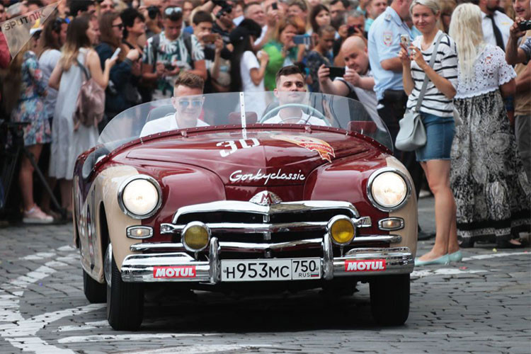 Một phiên bản thể thao của mẫu GAZ-M20 Pobeda – chiếc xe đầu tiên tại Liên Xô được trang bị đèn xi-nhan, hai cần gạt nước điều khiển điện, máy sưởi điện và hệ thống radio AM. Chiếc xe sở hữu khối động cơ 2.1 lít, 4 xi-lanh thẳng hàng, sản sinh công suất 50 mã lực, giúp chiếc xe có thể đạt tốc độ tối đa 105 km/h.