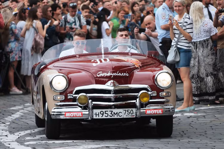 Một phiên bản thể thao của mẫu GAZ-M20 Pobeda – chiếc xe đầu tiên tại Liên Xô được trang bị đèn xi-nhan, hai cần gạt nước điều khiển điện, máy sưởi điện và hệ thống radio AM. Chiếc xe sở hữu khối động cơ 2.1 lít, 4 xi-lanh thẳng hàng, sản sinh công suất 50 mã lực, giúp chiếc xe có thể đạt tốc độ tối đa 105 km/h.