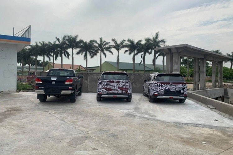 Ở lần nâng cấp này, mẫu Kia Sedona thế hệ thứ 4 sở hữu một diện mạo hoàn toàn mới với phong cách khỏe khoắn, cơ bắp khá giống với các dòng SUV, nguyên nhân là do mẫu xe này được phát triển dựa trên cơ sở gầm bệ mới. Theo đó, kích thước của xe cũng có sự thay đổi, chiều dài tăng thêm 40 mm và trục cơ sở được kéo dài thêm 30 mm so với thế hệ cũ.