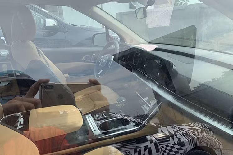 Nội thất của Kia Sedona 2021 cũng có sự thay đổi về mặt thiết kế, theo đuổi phong cách hiện đại hơn với bảng đồng hồ kỹ thuật số sau vô lăng nối liền với màn hình giải trí, đều có kích thước 12,3 inch. Ngoài ra, cần số truyền thống cũng biến mất, thay vào đó là dạng núm xoay chuyển số và đồng thời bảng điều khiển trung tâm cũng được thiết kế lại tối giản hơn trước đây.